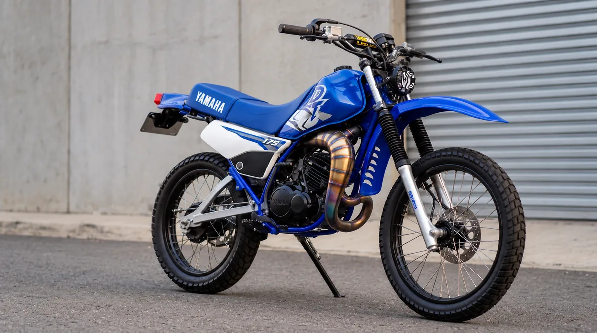 Yamaha DT 175 azul con timón ProTaper, exploradora KC y pipeta de expansión.